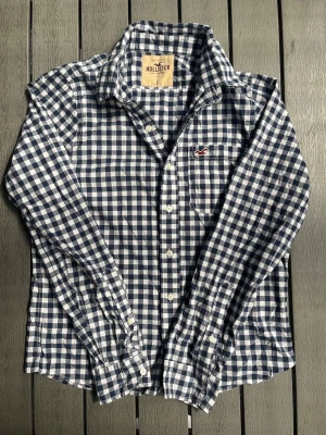 Hollister california flanell skjorta flanellskjorta vintage (eftertraktad - Riktigt snygg och eftertraktad Hollister California flanell skjorta.fint skick inga fel passar storlek M 171-185 cm passar bra kan ta mått vid behov. Endast 325kr ej hugget i sten kom gärna med frågor och prisförslag har även mycket mer liknande i min profil alla storlekar kolla gärna stor rabatt vid köp av flera 😁✌️