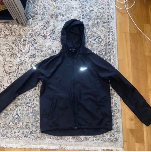 Nike Miller  - Använder inte kan byta mot något också det bara höra av sig den är för stor på mig också 