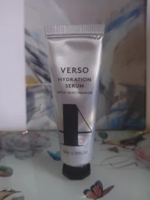 Ny Verso Hydration Serum 10ml -  Verso Hydration Serum med niacinamid i en silvrig tub på 10 ml. 🌸Dessa är ej plomberade inuti men ny oöppnad ❣️har en till av dessa så bara skriv så gör jag en försäljning på 2st 🌸se gärna mina andra försäljningar också 💕