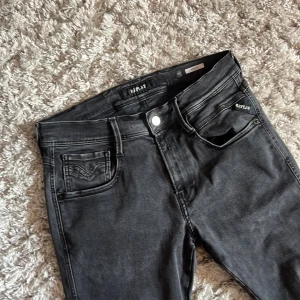 Replay Anbass  - Säljer dessa riktigt snygga Replay jeansen i modellen Anbass som har en slim passform. De är i bra skick, inga defekter. Jeansen är i storlek W30 L32. Bara att skriva över frågor och funderingar.