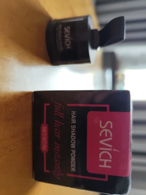 Sevich Hair Shadow Powder 4g - Sevich Hair Shadow Powder är ett hårpuder som ger fylligare hår direkt. Kommer i en svart och rosa förpackning med praktisk applikator. Perfekt för att dölja utväxt eller tunna områden i håret. Innehåller 4g.