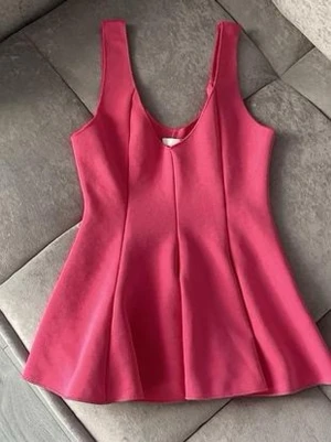 Rosa peplum linnetopp - Jätte söt barbie rosa topp från HM andvänd på fest 1 gång! Nypris 249!