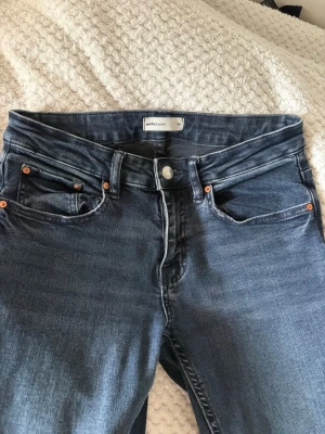 Mörkblå bootcut jeans - Snygga mörkblå bootcut jeans. Stretchigt material. Från Gina tricot. Säljer då jag rensar min garderob, kom gärna med prisförslag! 