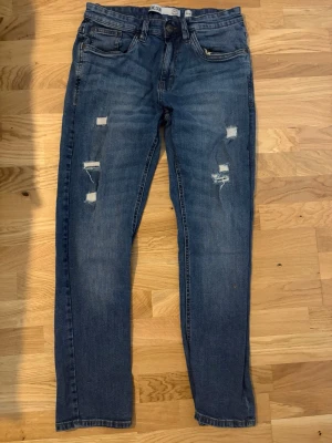 Indicode Jeans Blå Slim Fit – Strl W32/L30 - Säljer ett par blå Indicode-jeans i storlek W32/L30. Jeansen är i bra skick och har en modern, sliten design. Bekväma och passar både till vardag och finare outfits.  ✔️ Storlek: W32/L30 ✔️ Märke: Indicode ✔️ Färg: Blå ✔️ Bra skick ✔️ Skickas snabbt eller kan hämtas efter överenskommelse.  Hör gärna av dig om du har frågor eller vill ha fler bilder. 😊