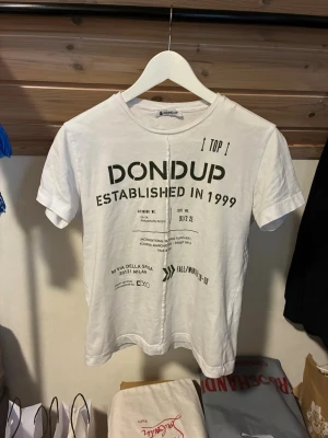 Vit t-shirt från Dondup med tryck - Säljer en vit t-shirt från Dondup i mycket bra skick, inga defekter. Storlek xs. 