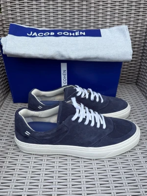 HELT NYA Jacob Cohen Sneakers - HELT NYA Jacob Cohën Sneakers || Storlek 44,5 || Box och Dustbag medföljer vid köp || Tveka inte på att höra av dig vid frågor eller funderingar 