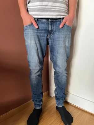Jack & Jones Jeans - Skinny Liam  - Jack & Jones Jeans med snygg wash                       Storleken sitter precis som 30/31 -32                       Skick 8/10