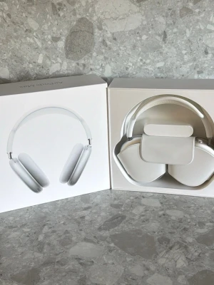 Apple Airpods Max - Silver - Säljer mina AirPods Max som är i nyskick. Använda en gång på en flygresa  Nypris: 6 495 kr  Finns att hämta i Jönköping och möjlighet till frakt är inte uteslutet.