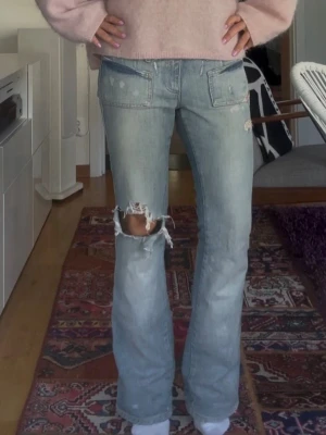 Lågmidjade diesel jeans - Lågmidjade bootcut jeans från diesel i storlek 29. Midjemått tvärs över är 42 cm och innerbenslängden är 80 cm. Jag har lagat ett hål i grenen hos en skräddare (bild 6) men det är inget som syns på utsidan (bild 7). Hör av dig vid frågor eller funderingar.😇