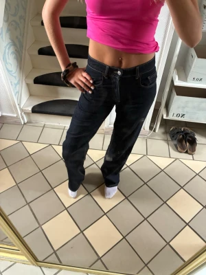 Mörkblå raka jeans med kontrastsömmar - Säljer ett par mörkblå jeans med raka ben och tydliga kontrastsömmar. Jeansen har klassisk femficksmodell och normalhög midja. Perfekta till en avslappnad och trendig stil. Materialet är denim i bomull.