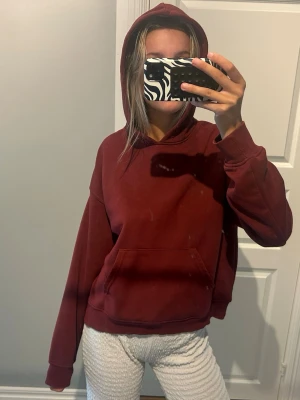 Vinröd hoodie - Säljer denna hoodie då jag ej använder hoodies, nytt skick!
