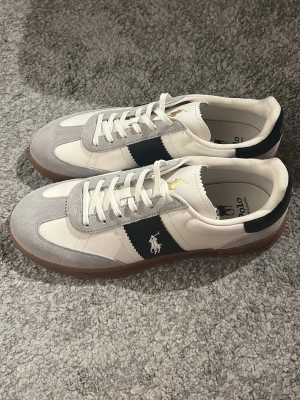  Sneakers från Polo Ralph Lauren - Sneakers från Polo Ralph Lauren som var för stora för mig, aldrig använda 
