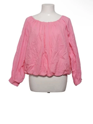 Ljusrosa offshoulder blus - Söt ljusrosa blus med offshoulder-modell och långa, puffiga ärmar. Blusen har en lös och luftig passform med resår vid halsringning och nederkant. Tillverkad i ett tunt, krinklat tyg som ger en avslappnad vibe.