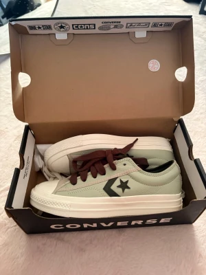 Converse One Star gröna sneakers - Snygga Converse One Star sneakers i ljusgrönt med vita sulor. Skorna har mörkgröna skosnören (ingår vita också) och svart stjärndetalj på sidan. Helt nya!!! storlek 37😍😍