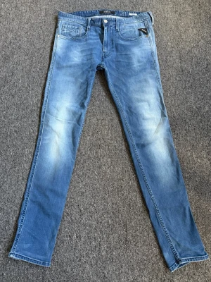 Replay Jeans - Replay jeans i stl 31. Cond 9/10. Nypris 2599, vårat pris 1099. Sjukt stilrena o schyssta jeans! Pris kan förhandlas vid snabb affär. Hör av dig vid minsta lilla fundering!👌🏻