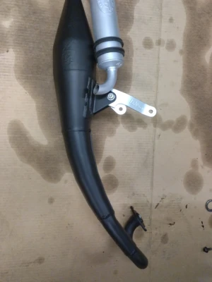 Leovince tt rör moped - Säljer ett svart urpluggat leovince tt avgassystem till moped med en liten buckla back som inte syns röret ska passa minarelli liggande men har inte testat det. Kom med bud!