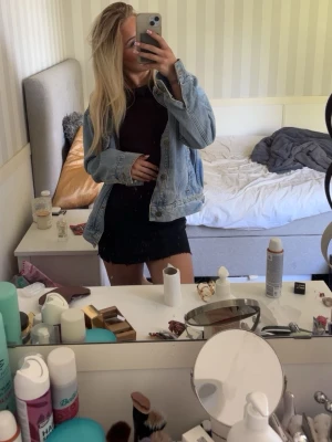 Ljusblå sandro jeansjacka  - Säljer en ljusblå oversized jeansjacka med klassisk krage och knappstängning framtill. Jackan har två bröstfickor med lock och knappar samt långa ärmar. Perfekt för en avslappnad och trendig look.