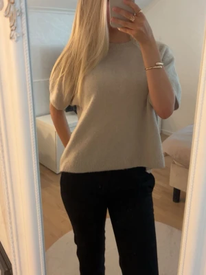 Stickad kortärmad tröja  - Säljer en stickad tröja från Chelsea💕
