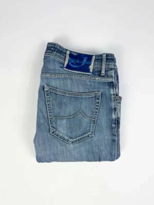 Jacob Cohën jeans 622 C - Blå jacob Cohën jeans Märke: Jacob Cohën Storlek: Size 34 Passform: Slimfit Färg: Blå Skick: Okej, lagning i skrevet. Mått: Midja: 43 cm Längd: 105 cm Öppning vid fot: 18 cm 