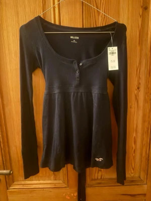 Hollister topp - Aldrig använd! Knappar framtill och går att knyta där bak! 