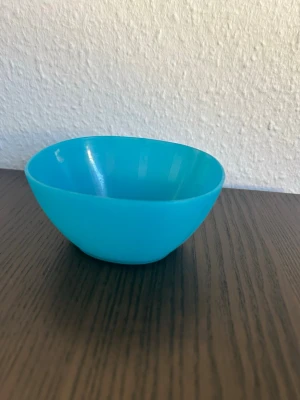 Blå skål & En Bestickkorg - Säljer en bestickkorg till diskmaskin och en blå skål. Bestickkorgen har flera fack för sortering av bestick. Den blå skålen är enkel och praktisk.  Skick kan ses på bilder!!