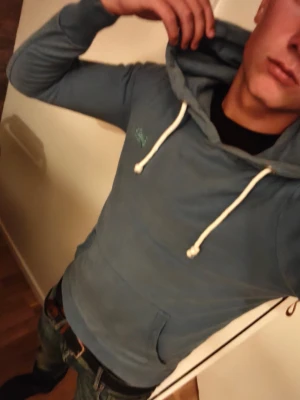 Superdry hoddie - Fin blå superdry hoddie i väldigt bra skick modellen på bilden är 177cm och den passar bra men något tajt 