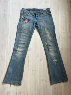 Utsvängda jeans  - Jätte snygga utsvänga jeans som tyvärr har blivit för små. Jeansen har jätte snygga detaljer också. Midjemått: 39 cm Innebenslängd: 81 cm