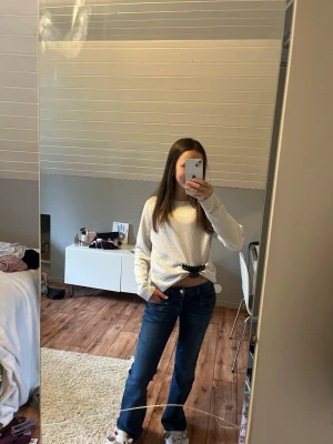 Mörkblå bootcut jeans - Säljer dessa snygga mörkblå bootcut jeans från gina. Andväna fåtal gånger, inga syliga tecken på andvändning💕stl. 164