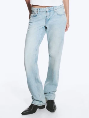 Ljusblå raka jeans med hög midja - Säljer ett par ljusblå jeans med rak passform. Jeansen har klassisk femficksdesign, bälteshällor och stängs med knapp och dragkedja. W28 L32.