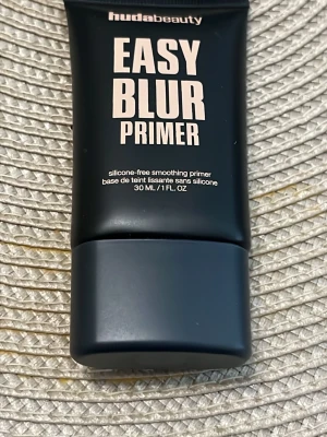 Huda Beauty Easy Blur Primer 30ml - Easy Blur Primer från Huda Beauty i en svart, stilren tub på 30 ml. Denna primer är silikonfri och hjälper till att jämna ut huden för en slätare bas. Perfekt för dig som vill ha en mjuk och naturlig finish innan makeup.