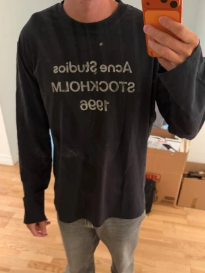 Acne Studios - Säljer en acne longsleeve som är köpt från deras online hemsida så tillkommer självklart kvitto att den är äkta och köpt för 3400:- skulle säga den sitter bra på dig som bär både medium och large beroende hur du vill att den ska sitta.