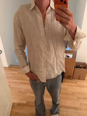 Massimo dutti  - Säljer en till skjorta från Massimo dutti den är färgen beige / orange och vit. Köptes för 900:- förra veckan i deras butik i MOS och letar ny ägare då jag har flera liknande.