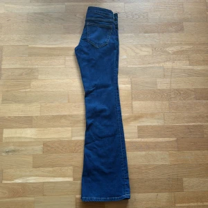 Blå bootcut jeans med låg midja - Säljer ett par blå bootcut jeans med låg midja från h&m i stl 34