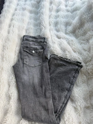 Gina Young jeans - Hej, säljer dessa gråa jeans från Gina Young i storlek 164 pågrund av att dom inte används, dom är smått slitna i fållen(kolla bilden), utöver det är det inga skador💘 Skickas nytvättade!