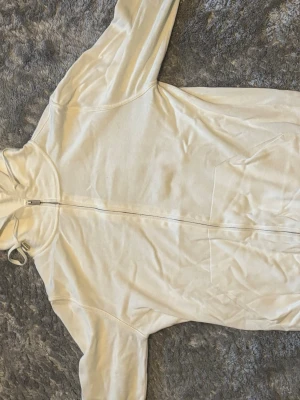 Filippo de laurentis ziphoodie - Säljer nu ett av mina favorit plagg. En riktigt fin zip hoodie från de franska märket filippo de laurentis. Köpte den för ett år sen för 2500kr säljer nu för 499kr. Hör av er vid funderingar