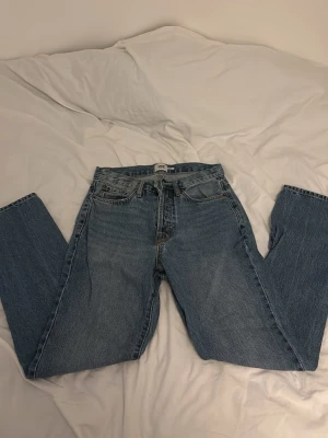 Ljusblå jeans - Säljer ett par snygga och billiga jeans från lager 157 som inte längre använts pga de är för små. Även dessa är använda endast ett fåtal gånger. Hör av dig vid frågor! ✅✅