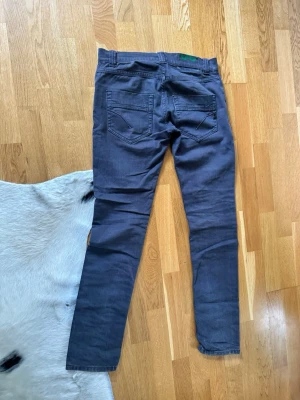 Mörkgrå smala jeans från Dondup - Säljer ett par mörkgrå jeans från Dondup med smal passform och klassiska bakfickor Klart använda men fortfarande coola tveka inte på att höra av er vid mer frågor!