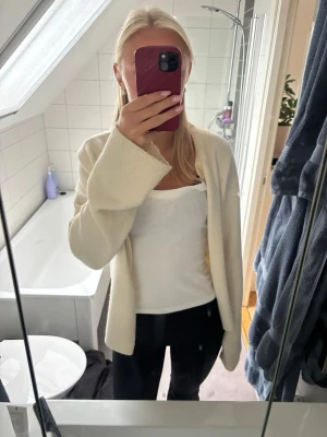 Krämvit öppen kofta - Säljer denna krämvita mysiga kofta från Gina tricot! Knappt använd. Den går även att knäppa högst uppe! Skriv privat för fler bilder eller frågor ❤️