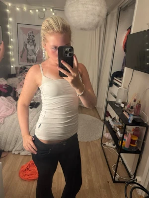 Vit bandeau-topp - Säljer en enkel och stilren vit bandeau-topp. Toppen är figurnära och passar perfekt till jeans eller kjol. Perfekt för dig som gillar en clean och fräsch look.