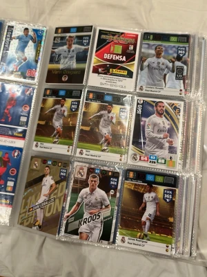 Samling fotbollskort FIFA 365 -  Det finns även mycket mer som inte finns på bild i paketet. Säljer en samling fotbollskort från FIFA 365-serien med spelare som Messi, Ronaldo, Kroos och Neymar. Korten är organiserade i plastfickor och innehåller både limited edition och legends. Perfekt för dig som gillar fotboll och samlarprylar.