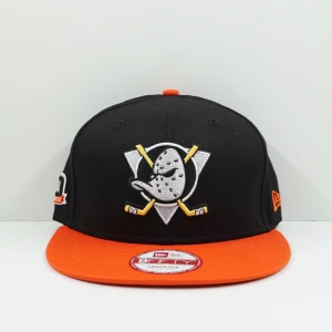 New Era Anaheim Ducks Black Orange Snapback Cap - Ny snapback-keps från New Era med Anaheim Ducks i svart och orange.