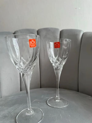 RCR kristallglas från Italien - Två eleganta vinglas i klart kristallglas från RCR, tillverkade i Toscana, Italien. Glasen har en snygg spiralformad design på kupan och lång smal fot. Perfekta för att lyfta dukningen till nästa nivå.