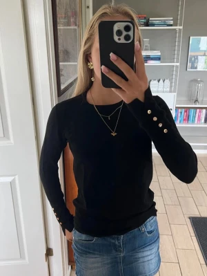 Svart långärmad tröja med gulddetaljer - svart långärmad tröja från zara storlek s. Materialet är mjukt och stretchigt. använd fåtal gånger & i fint skick. skriv vid intresse eller frågor 💕