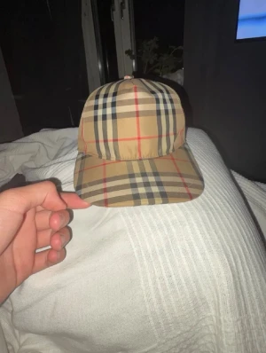 Burberry keps - En clean burberry keps som passar till många sammanhang oavsett stil. Inga defekter och priset kan diskuteras vid snabb affär storlek M