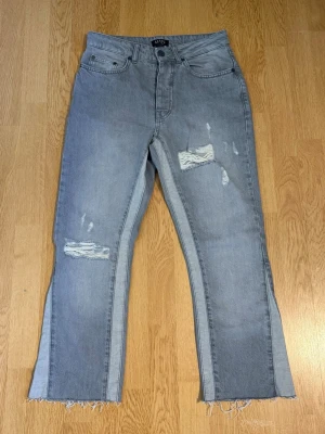 Flared jeans  - Säljer dessa flared Jeans som aldrig är använda dom är i storlek 29 30 så jag skulle säga att det passar ngn som är 160 till 165 cm och väger ca 60 till 65. Dom är väldigt clean passar perfekt med gata och andra skor. Hör gärna av er vid prisförslag eller funderingar🤝