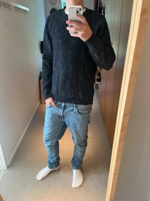 Massimo dutti tröja  - Tjena, säljer denna riktigt feta Massimo dutti tröjan. Skicket är väldigt bra, skulle säga 9/10. Storleken är M, killen på bilden är 183 cm. Släng iväg ett dm för frågor eller mer bilder! ✌🏼🤝