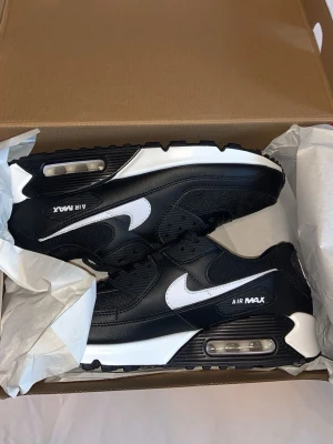 Nike Airmax90 - Ett par airmax 90 sitter aldrig fel! Sköna, bekväma och kan gå med vilken stil som helst🤭 Vi har flera storlekar tillgängligt , men de tar slut snabbt . Följ oss på Instagram ( 031_official ) för 10% rabatt! 