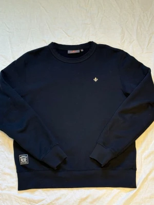 Morris sweater - Tja, säljer nu en schysst Morris tröja då den är för liten. Har endast använt den ett fåtal gånger, ända skadan den har är ett litet hål under armen men syns inte alls när man har den på, hör av er om ni vill ha en bild på hålet samt andra frågor! Nypris 1499kr