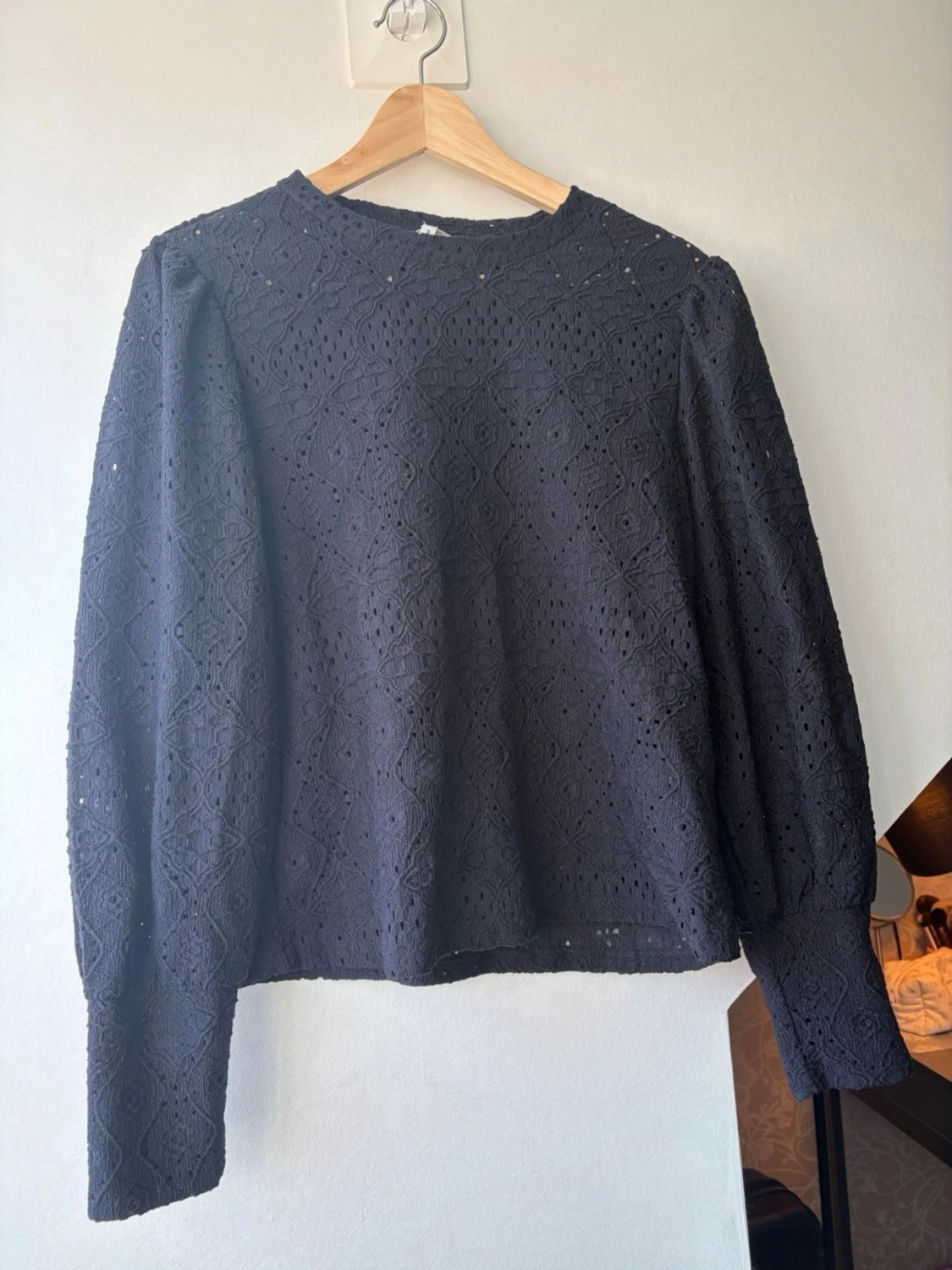 Svart blus med broderade detaljer - 2