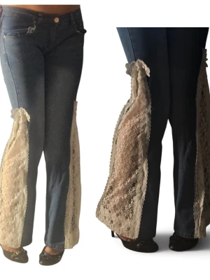 Sugár Handmade Low Rise Lace Flare Jeans - Helt handgjorda och sydda från grunden av mig. Skapade med fokus på passform, siluett och detaljer.💕  Mått syns på sista bild. Tänk på att det kan variera beroende på hur man mäter. Måtten har tagits liggande.  Material: • 64% bomull (cotton) • 29% polyester • 5% lyocell • 2% elastan Stretchigt material för en bekväm passform. Tvättråd: Rekommenderas att tvättas i 30°C.